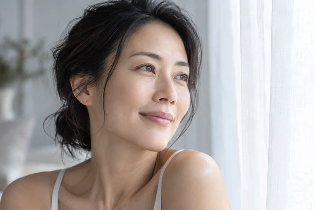 自然窗光下成熟女性的肌肤与气色情境示意